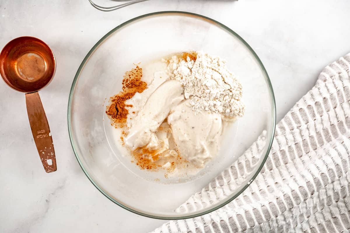 Ingredientes em tigela de vidro, ainda não misturados.