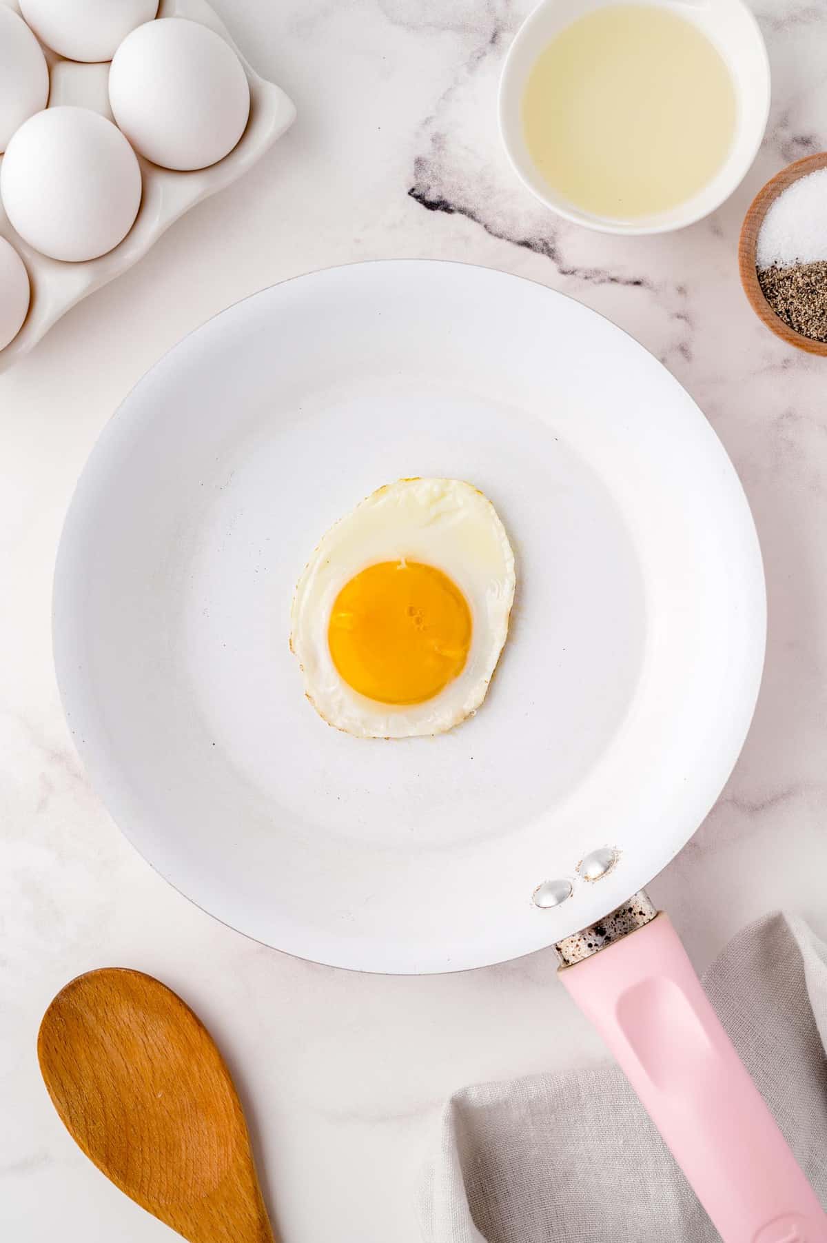 Cooked sunny side up egg in a frying pan.